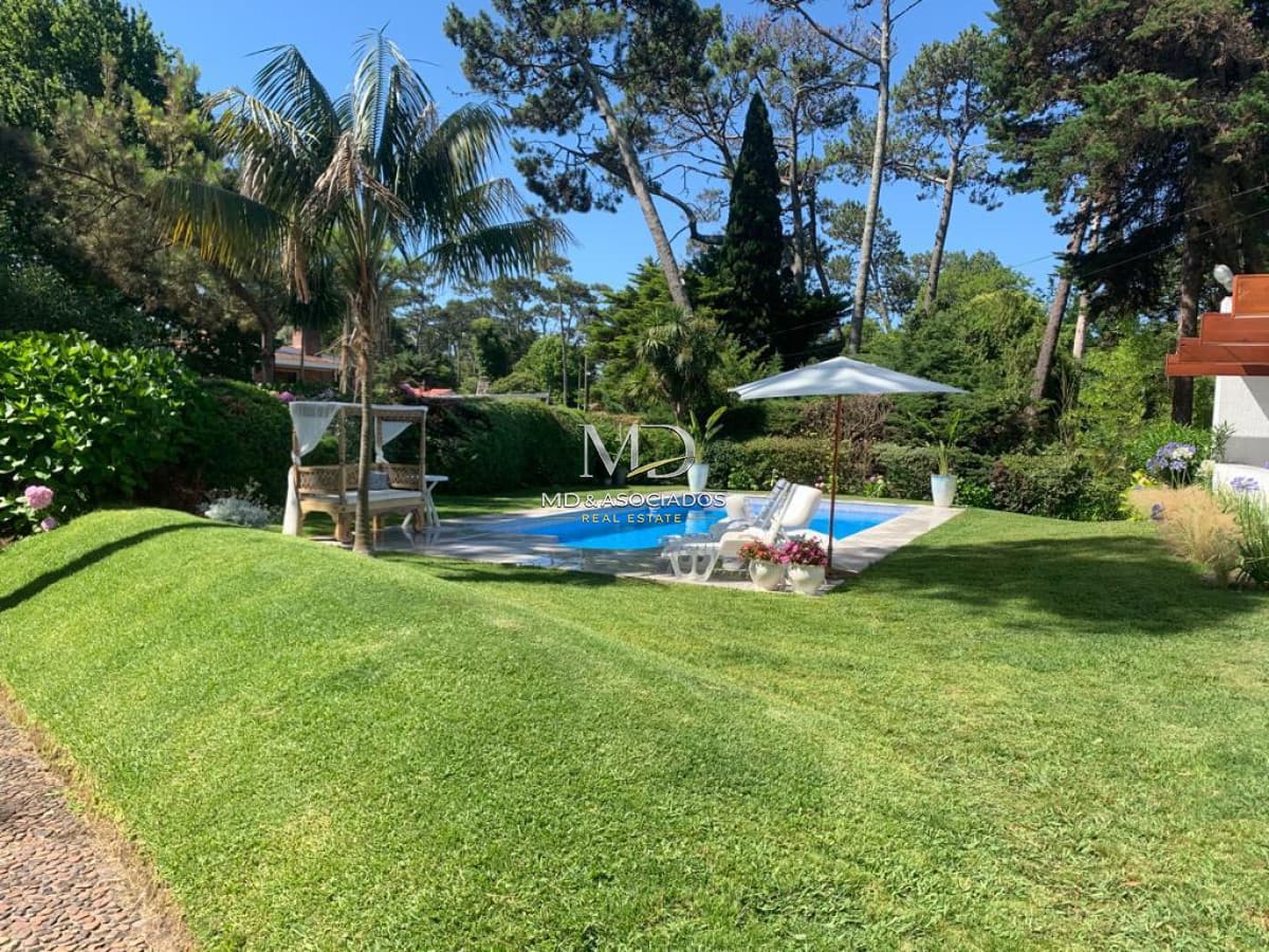 HERMOSA CASA CON AMPLIO PARQUE- PSICINA Y BARBACOA. REF: 6666