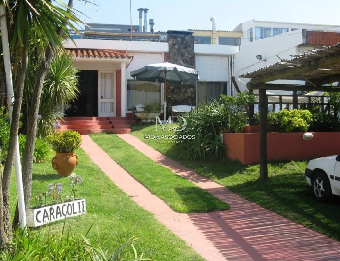 Hermosa casa a metros del mar.Ref: 5429