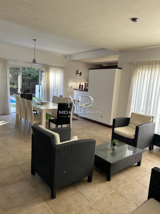 Hermosa casa , en excelente zona, con piscina y parrillero. REF:5999