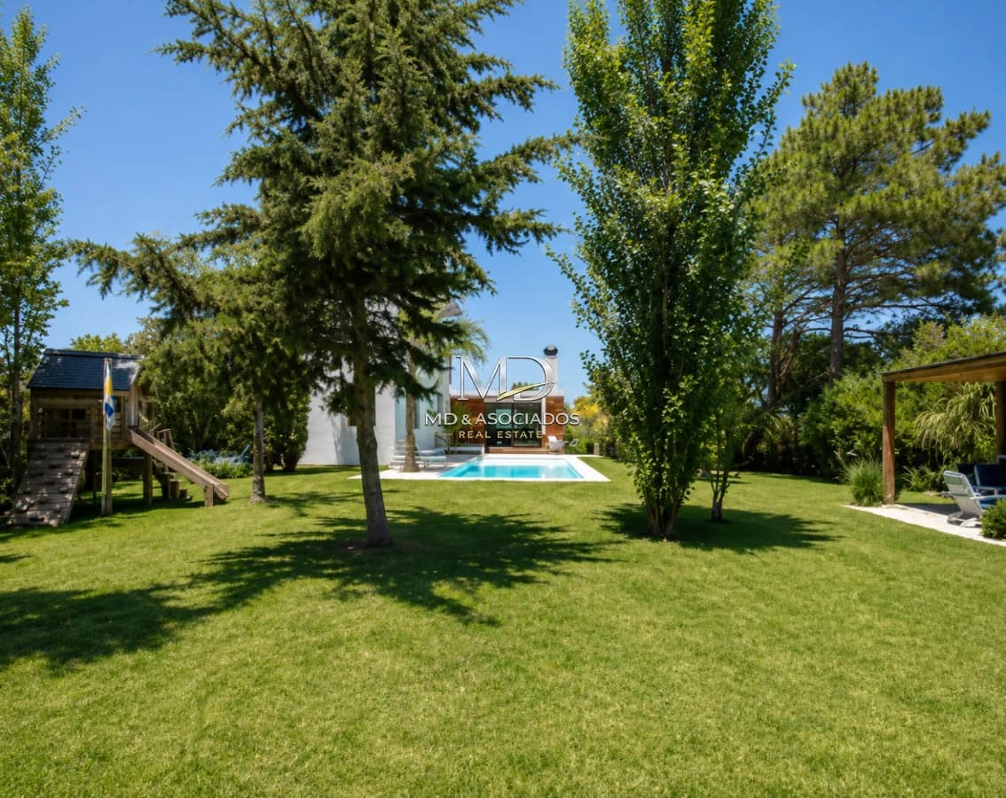 Hermosa casa con piscina climatizada en La Barra.Ref: 7519