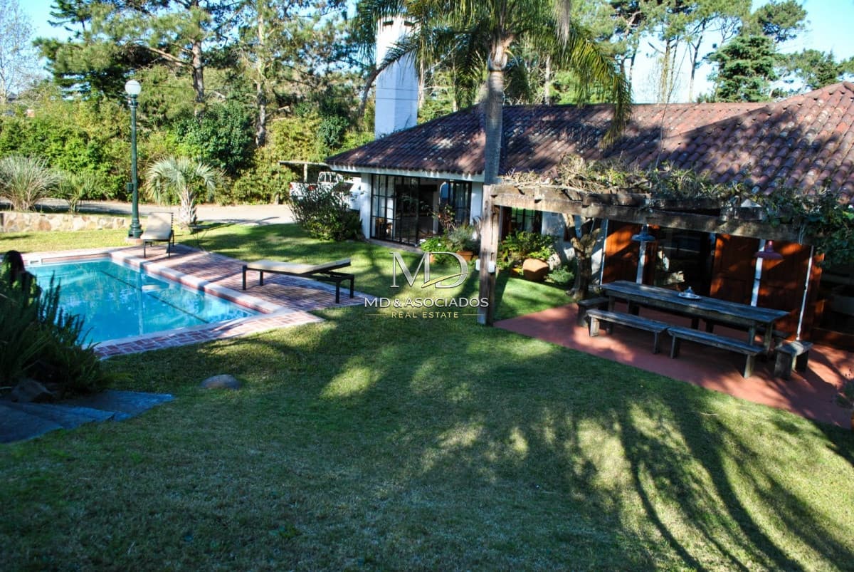 Hermosa casa en excelente ubicación, gran parque con piscina y barbacoa Ref:5972