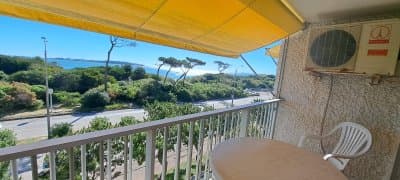Apartamento de 2 dormitorios con balcón a metros del mar en Playa Mansa