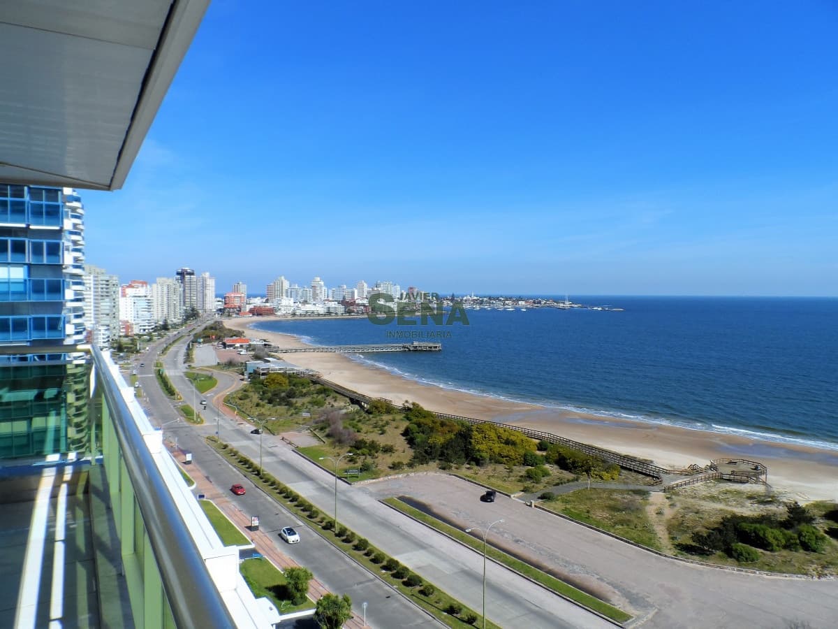 Alquiler de apartamento en la Mansa, edificio moderno, excelente vista, 4 dormitorios, 4 baños, terraza y piscina..