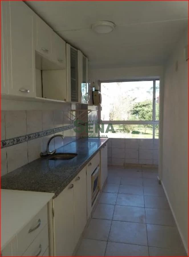 Venta de apart. centro de Maldonado, 4 dormiorios, 1 baño, estacionamiento.