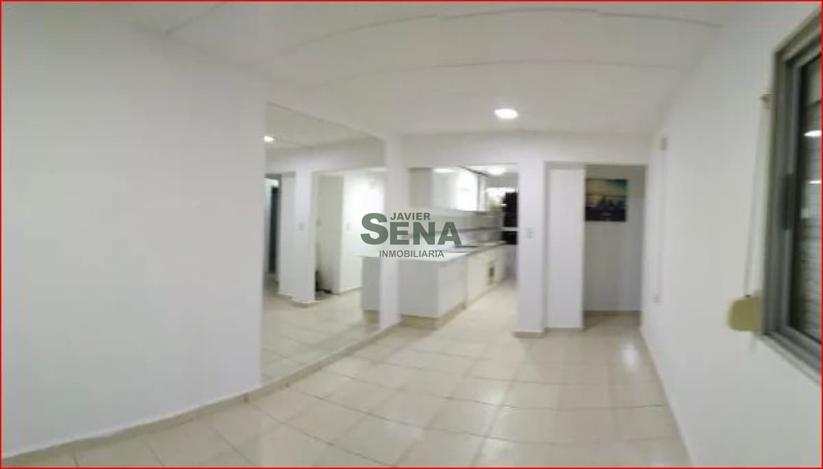 Venta de apart. centro de Maldonado, 4 dormiorios, 1 baño, estacionamiento.