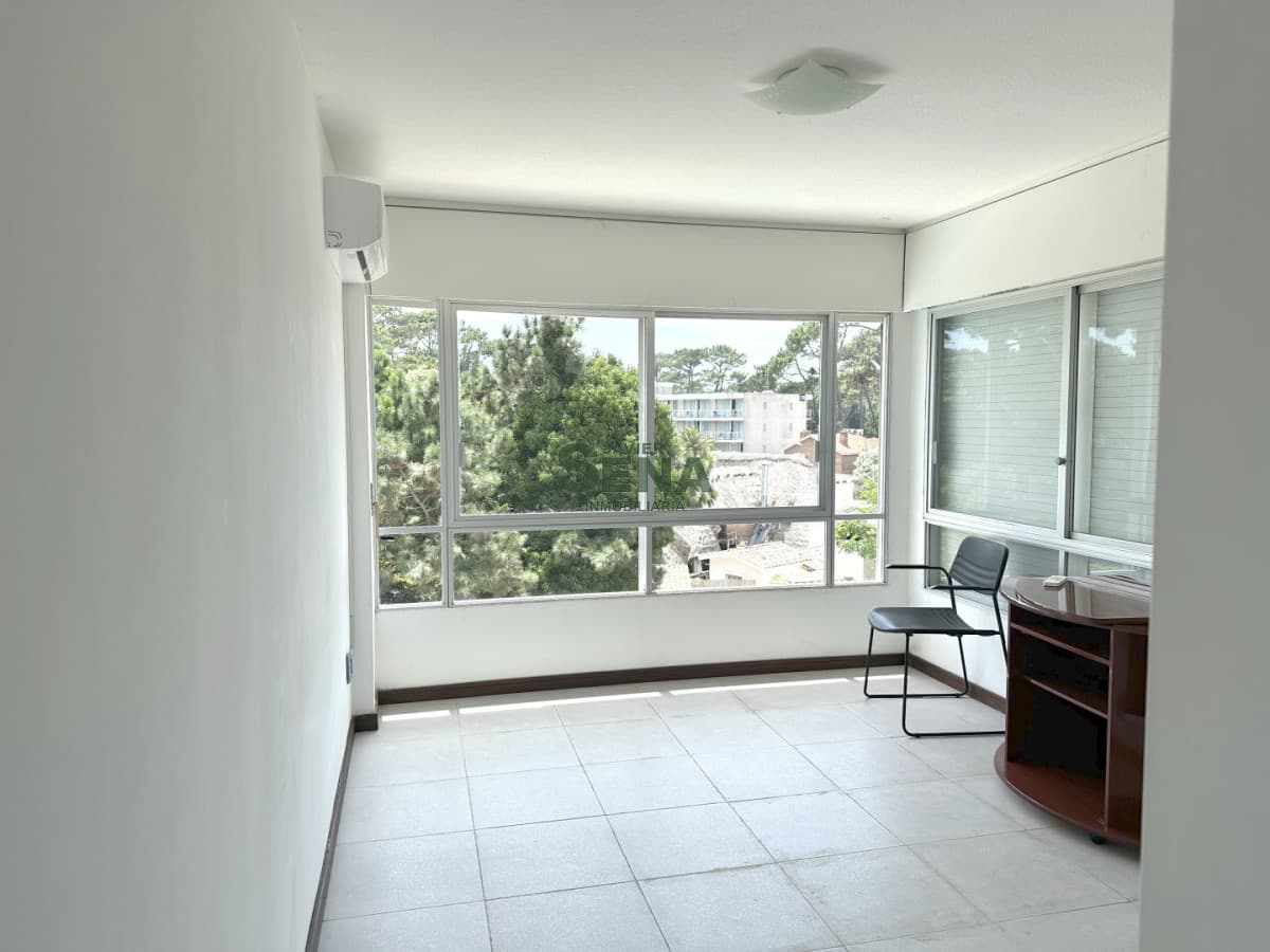 Venta de apart en la Roosevelt, 3 dorm, 3 baños, balcon, servicios.