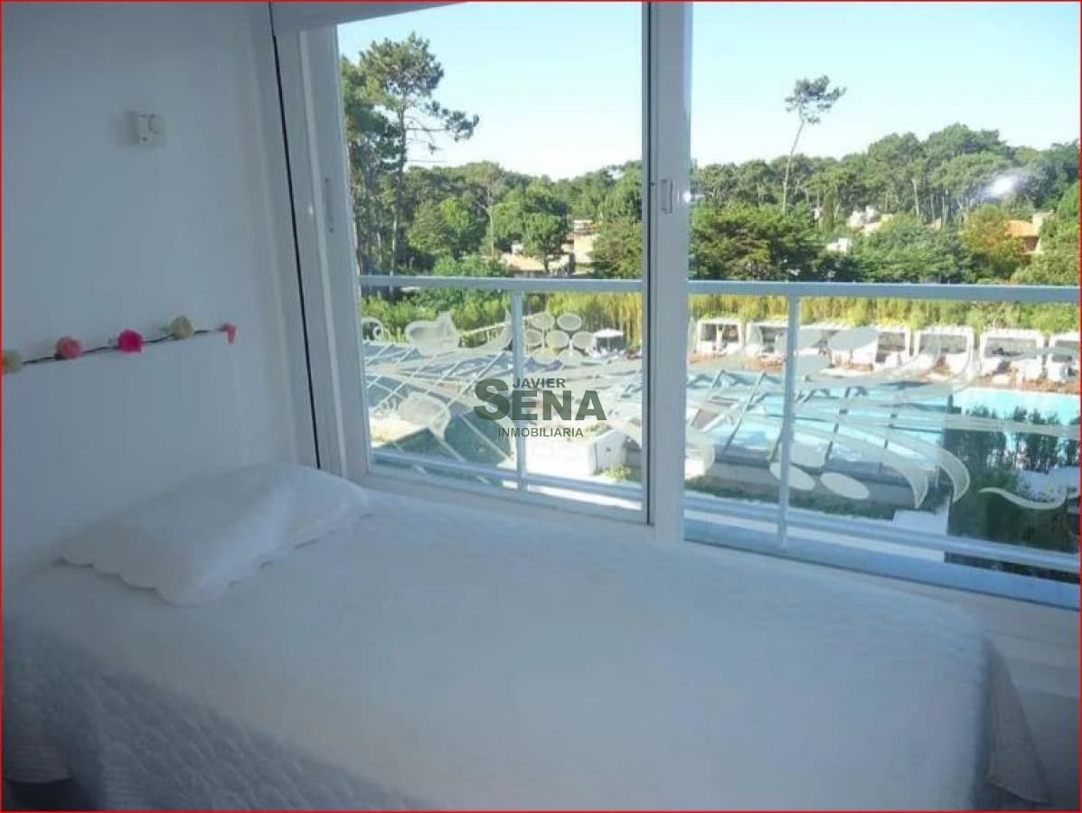 Venta y alquiler de apart. en la Roosevelt, 2 dormit, 2 baños, con servicios.