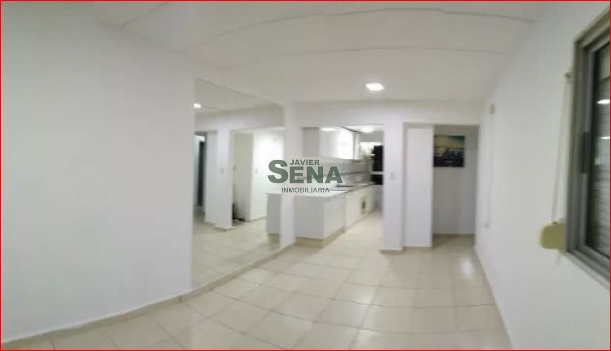 Venta de apart. centro de Maldonado, 4 dormiorios, 1 baño, estacionamiento.