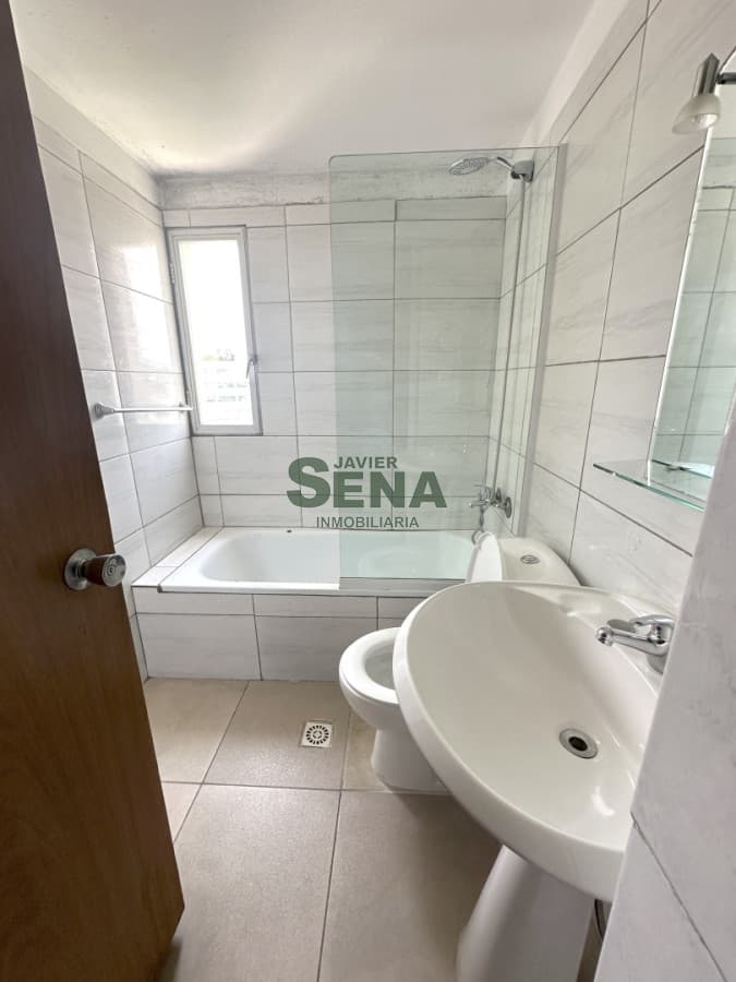Venta de apart en la Roosevelt, 3 dorm, 3 baños, balcon, servicios.