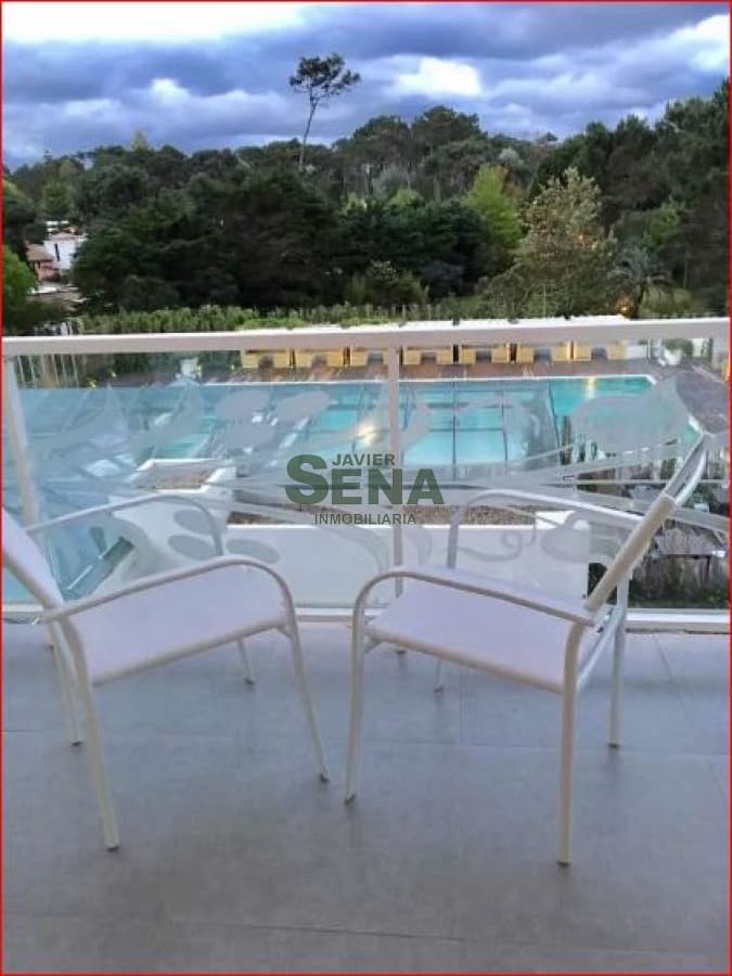 Venta y alquiler de apart. en la Roosevelt, 2 dormit, 2 baños, con servicios.