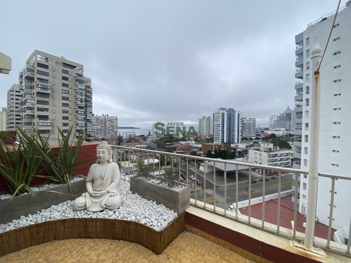 Alquiler temporal de apartamento penthouse en la brava, 3 dormitorios y 2 baños con terrazas.