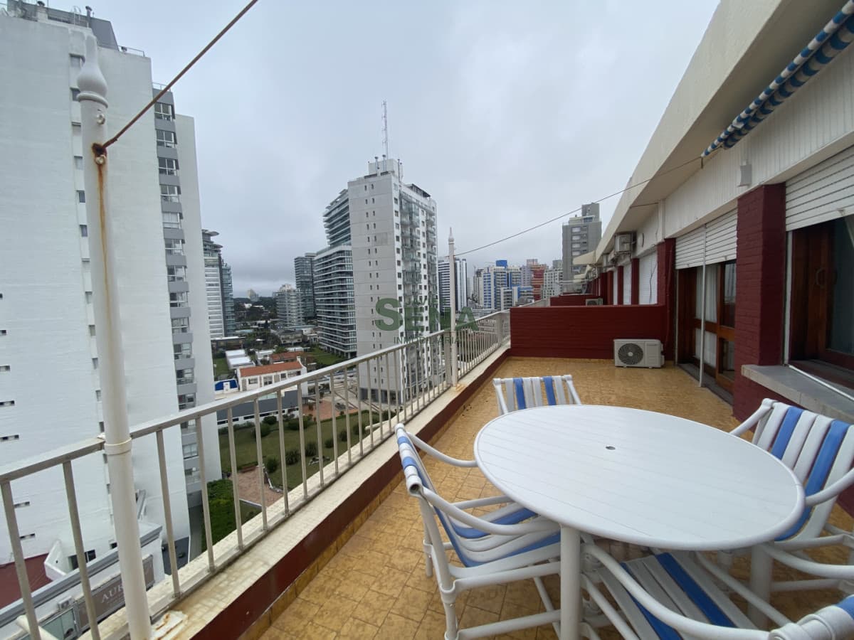 Alquiler temporal de apartamento penthouse en la brava, 3 dormitorios y 2 baños con terrazas.