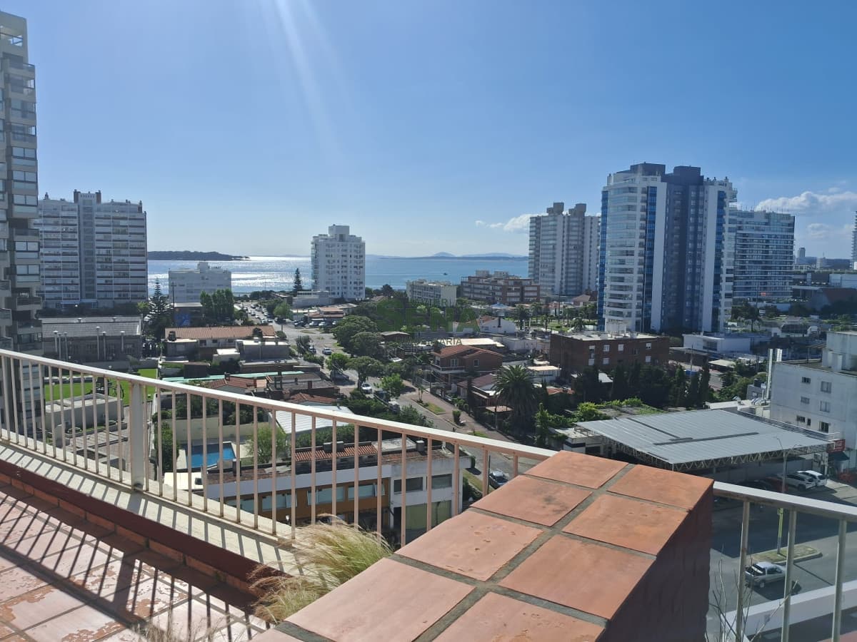 Alquiler temporal de apartamento penthouse en la brava, 3 dormitorios y 2 baños con terrazas.
