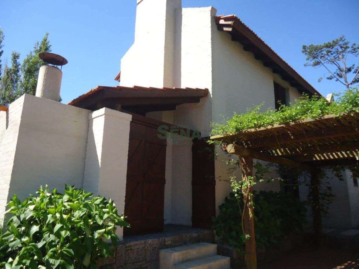 Venta de casa en Pinares, 2 dormitorios, 2 baño, cerca del mar.