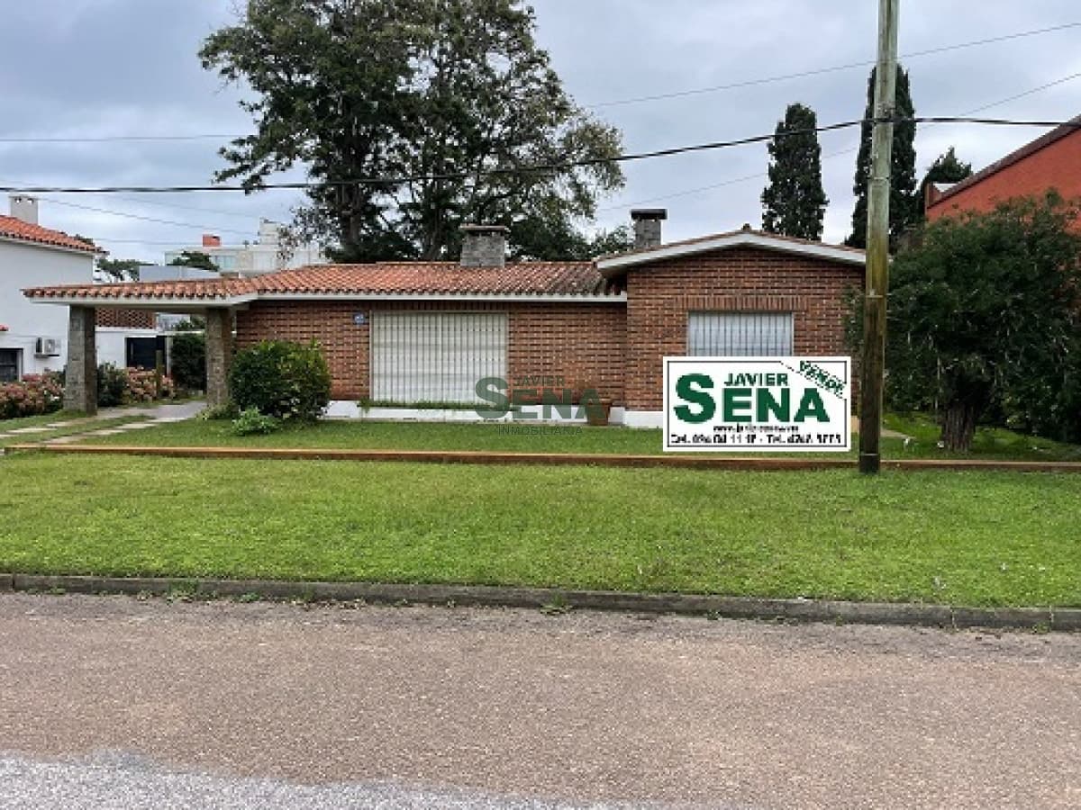 Venta de casa Barrio Cordoba, 4 dormitorios, 4 baños con gran parque