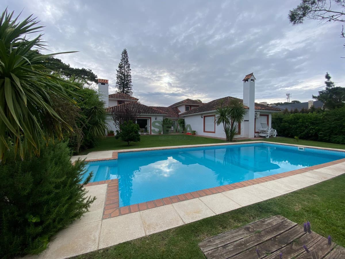 Alquiler y venta amplia casa en San Rafael, 4 dormitorios, 4 baños, playa Brava