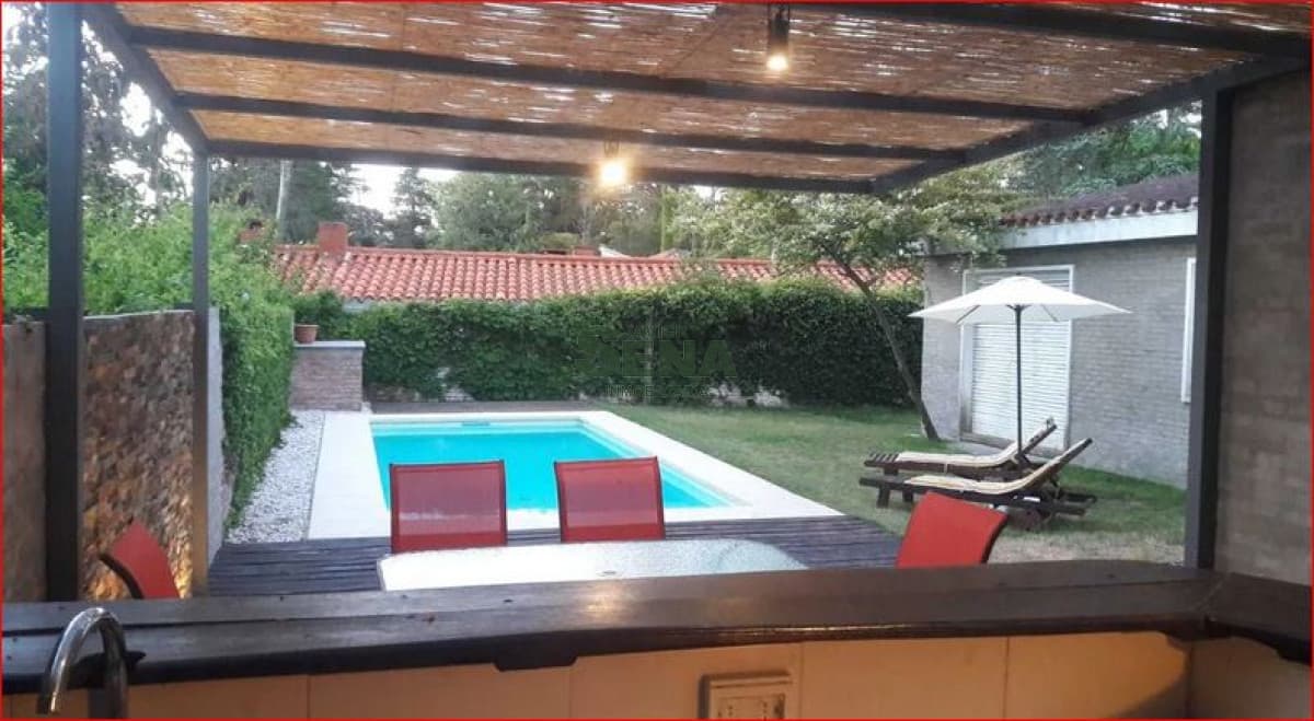 Alquiler casa Mansa, 5 dormit., 4 baños, piscina, lindo parque cerca del mar.