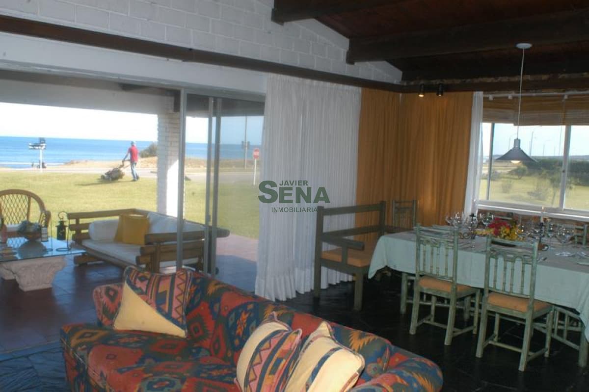 Venta y alquiler de Casa en Mansa, 5 dormitorios , 3 baños, frente al mar.