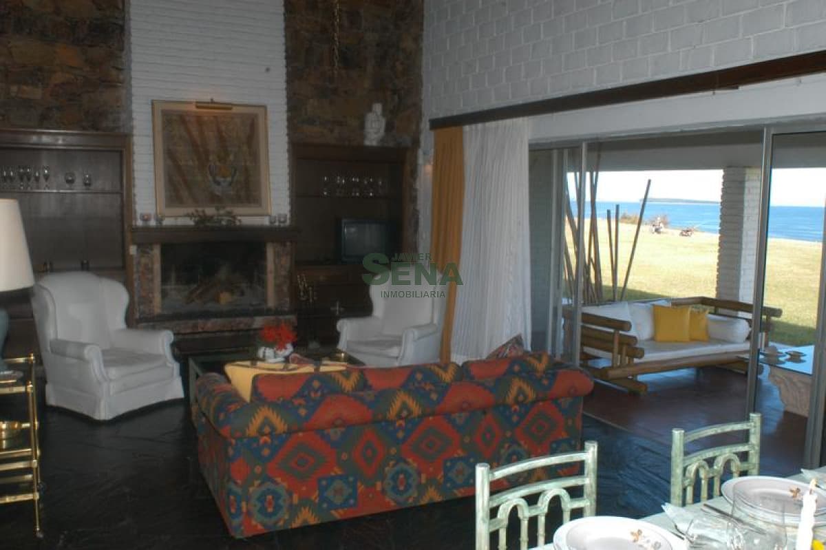 Venta y alquiler de Casa en Mansa, 5 dormitorios , 3 baños, frente al mar.