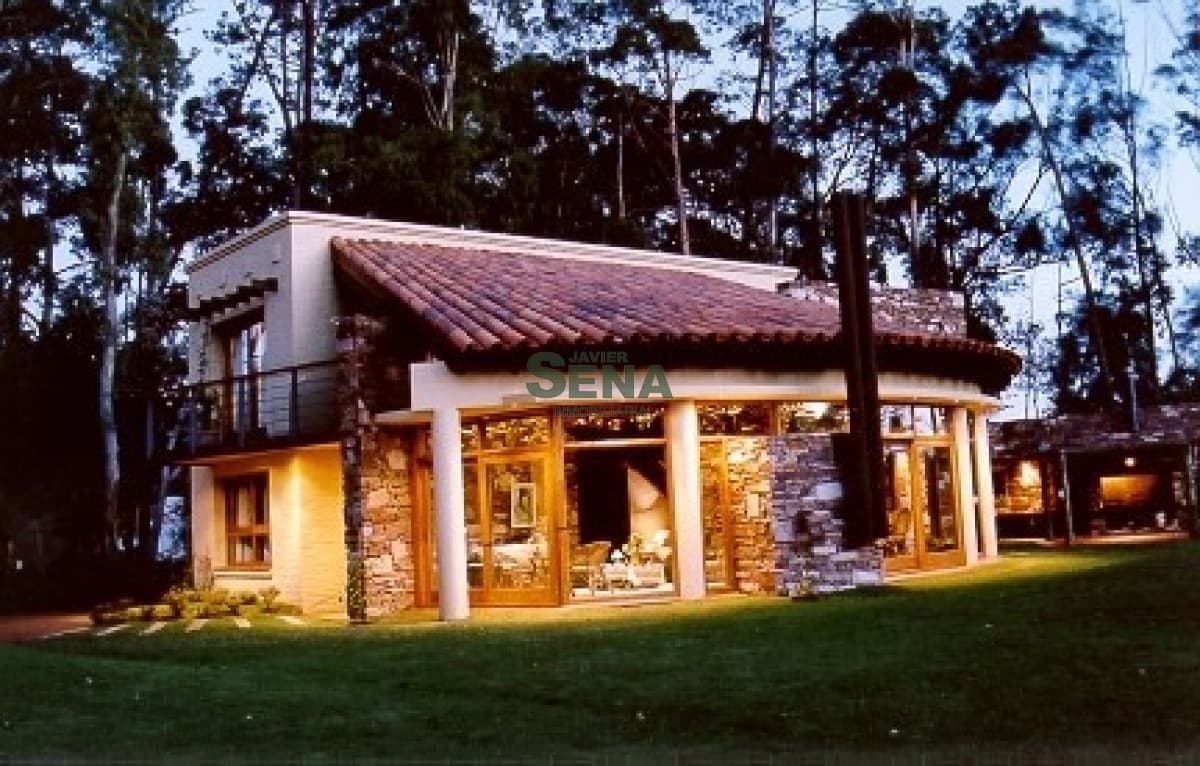 Alquiler de casa en Portezuelo, 4 dormitorios, 4 baños, a 100 mts. del mar.