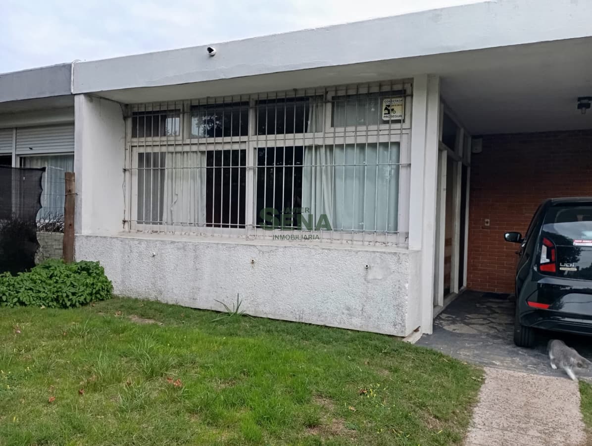 Venta de casa en Cantegril de 3 dorm, 2 baños, con apartamento al fondo.