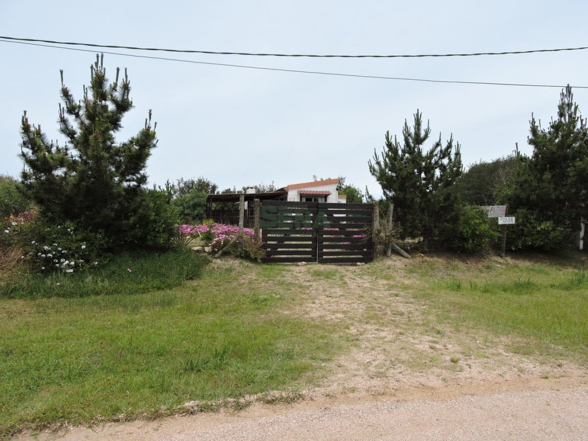 Venta de Casa en Pinares. 3 dormitorios,  2 baños,  664M2, 173m2 construidos