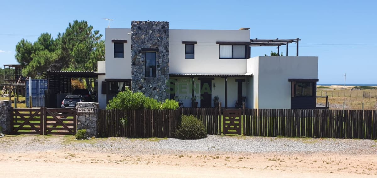 Venta de chalet en Arenas de José Ignacio, 4 dormitorios, 4 baños, pegado al mar.