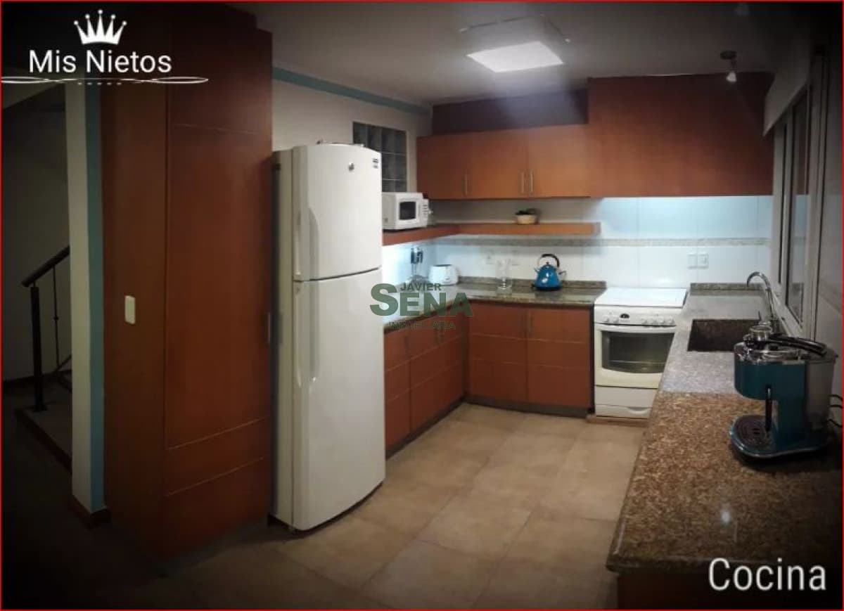Alquiler de casa en Solanas, 3 dormitorios, 3 baños, piscina, complejo con servicios.