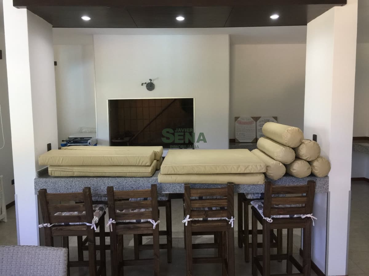 Venta en Pinares, 4 Dormitorio, 4 baños, pileta, 2 cuadras del Mar, a estrenar.