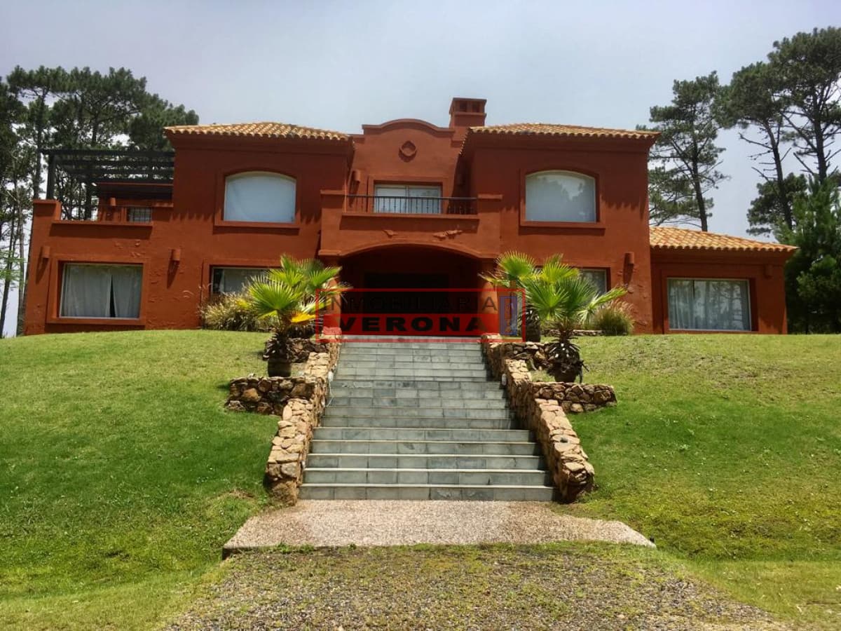 Casa de 5 dormitorios en Laguna Blanca en Manantiales  - Inmobiliaria Verona Punta