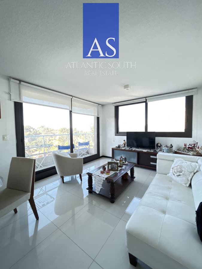 Apartamento de 2 dormitorios en piso alto con servicios Punta del Este