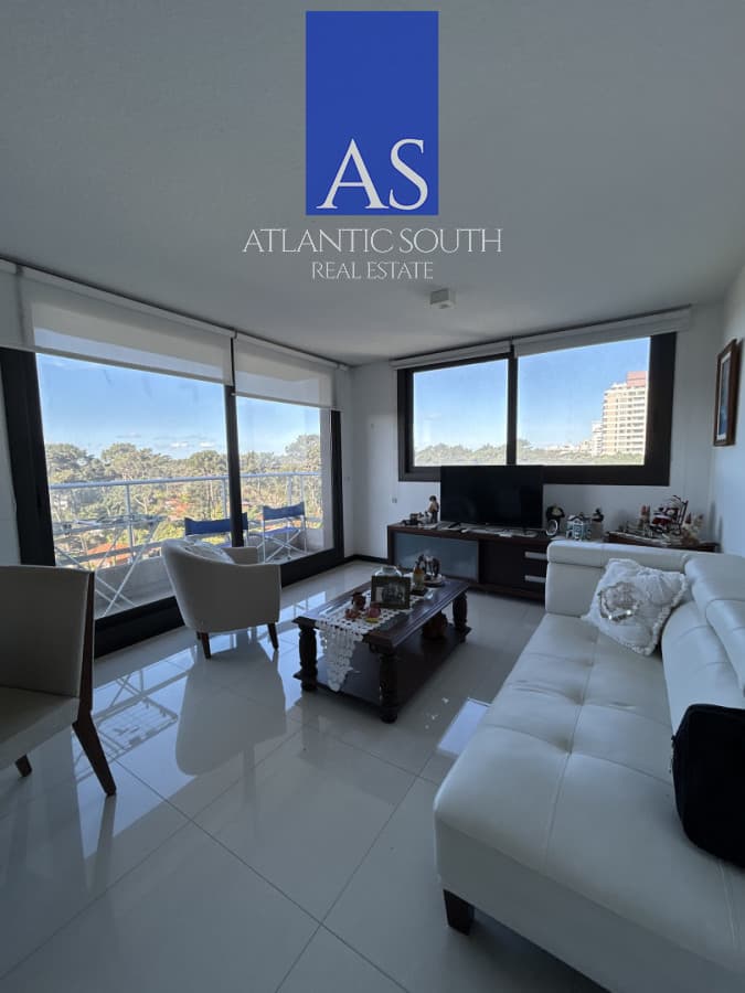 Apartamento de 2 dormitorios en piso alto con servicios Punta del Este