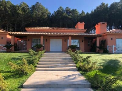 Gran chalet de 6 dormitorios en venta en zona residencial.