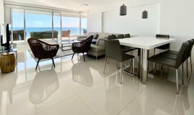 Apartamento en Venta de 3 dormitorios en Punta del este , Playa Mansa , Edificio Tequendama , Frente al mar   -