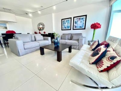 Apartamento de 4 Dormitorios en venta en Ocean Tower, Punta del Este.  -