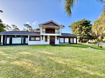 Excelente chalet de 5 dormitorios en venta a pasos de Playa Mansa Punta del Este  -