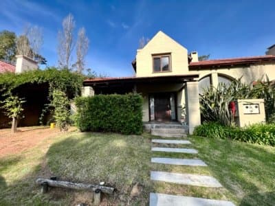 CASA EN VENTA 2 DORMITORIOS BARRIO PRIVADO PARQUE PINARES PUNTA DEL ESTE  -