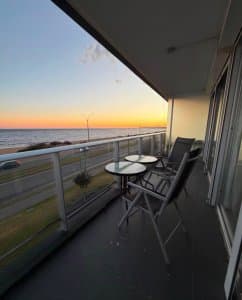 Apartamento de 2 dormitorios con balcón a metros del mar en Playa Mansa