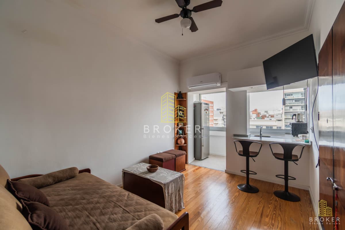Venta monoambiente en Pocitos reciclado con vista al mar.