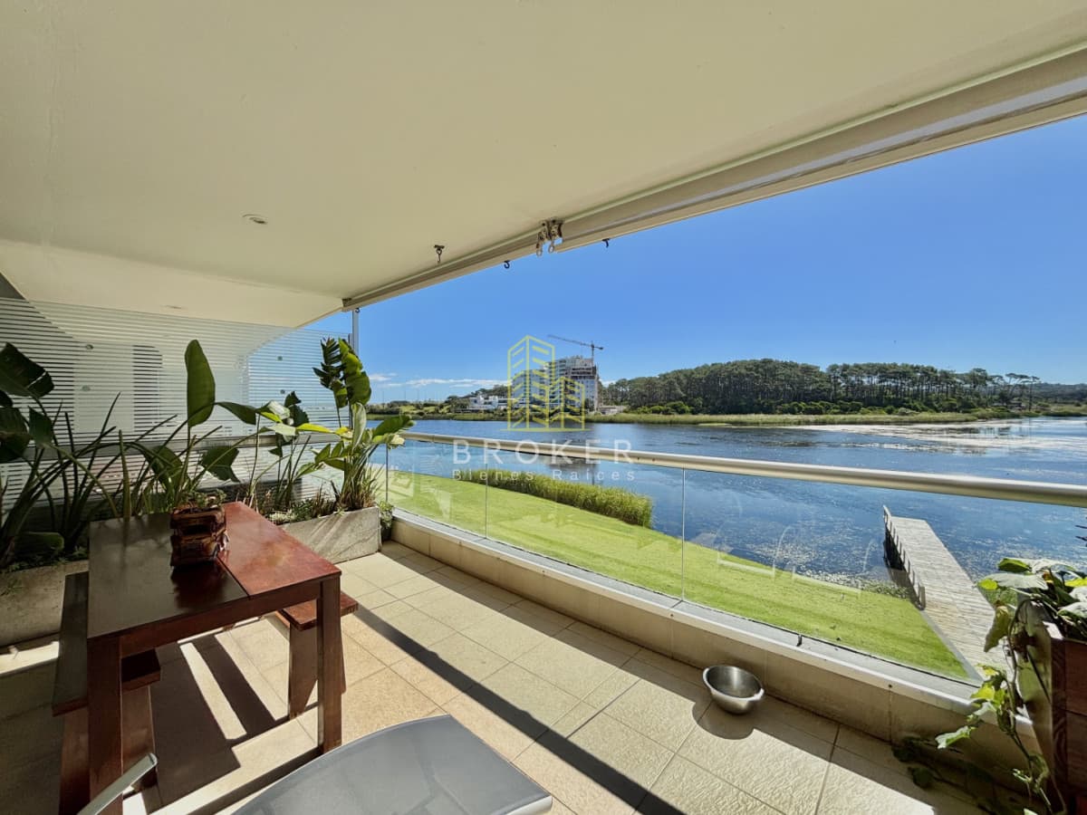 Venta apartamento 2 dormitorios punta del este parrillero estufa a leña vista