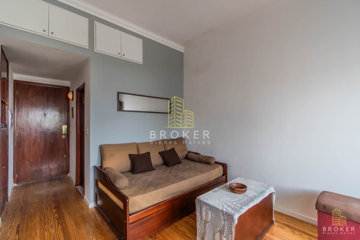 Venta monoambiente en Pocitos reciclado con vista al mar.