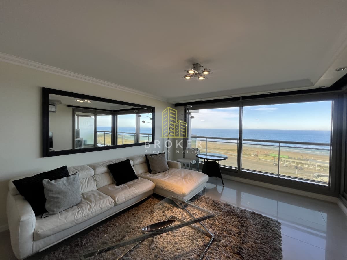 Apartamento de 3 Dormitorios Vista al Mar en Playa Brava Primera Linea Punta del Este