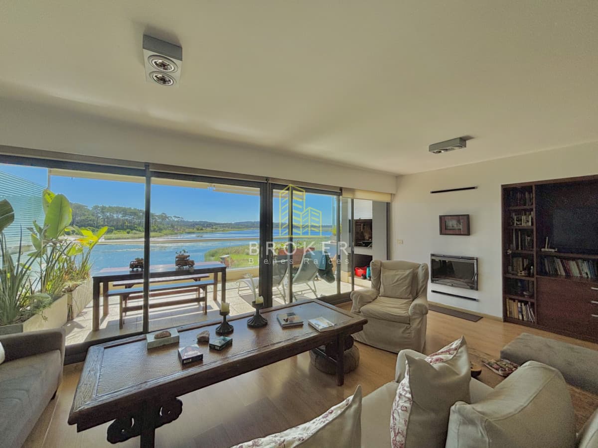 Venta apartamento 2 dormitorios punta del este parrillero estufa a leña vista