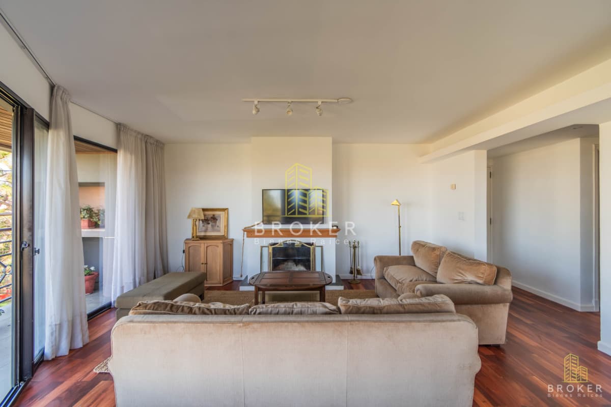 Venta apartamento de 2 dormitorios más servicio en Carrasco.