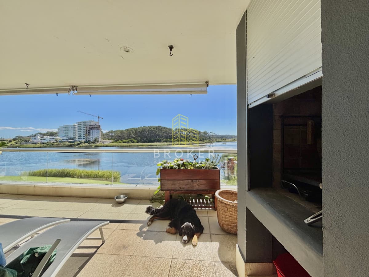 Venta apartamento 2 dormitorios punta del este parrillero estufa a leña vista