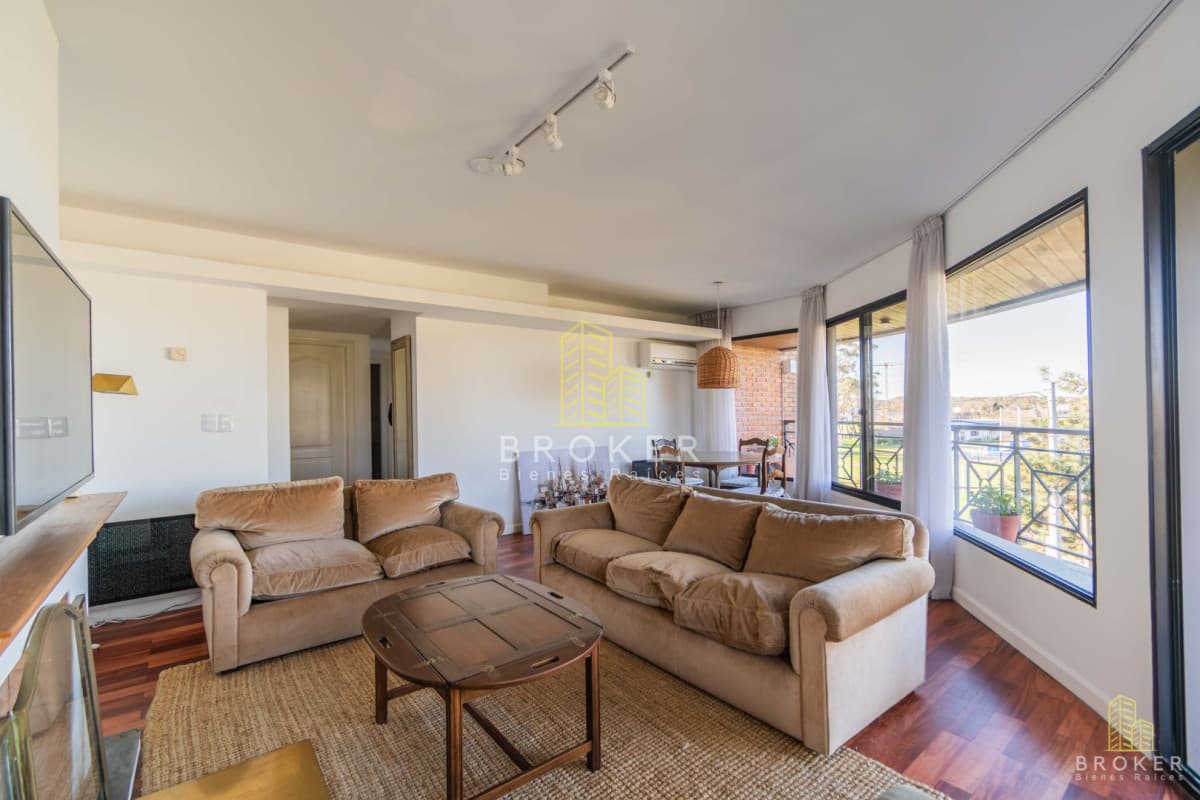 Venta apartamento de 2 dormitorios más servicio en Carrasco.