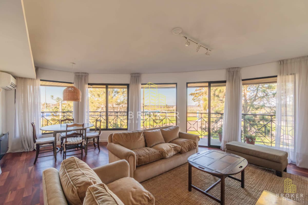 Venta apartamento de 2 dormitorios más servicio en Carrasco.