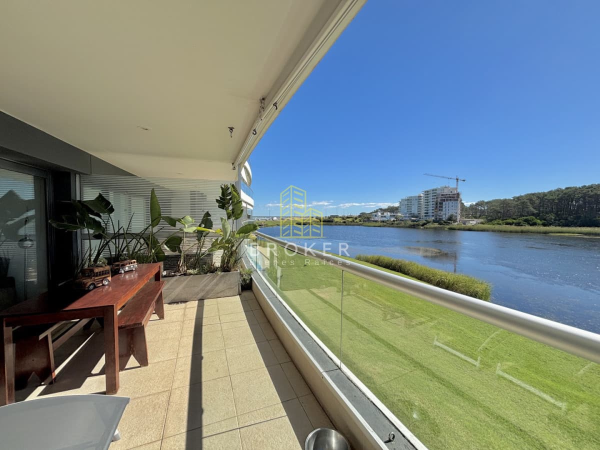 Venta apartamento 2 dormitorios punta del este parrillero estufa a leña vista