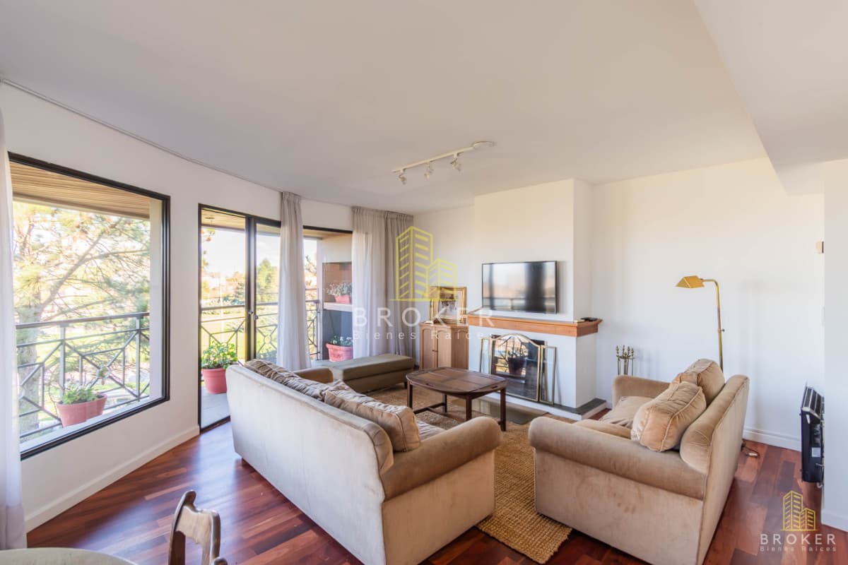 Venta apartamento de 2 dormitorios más servicio en Carrasco.