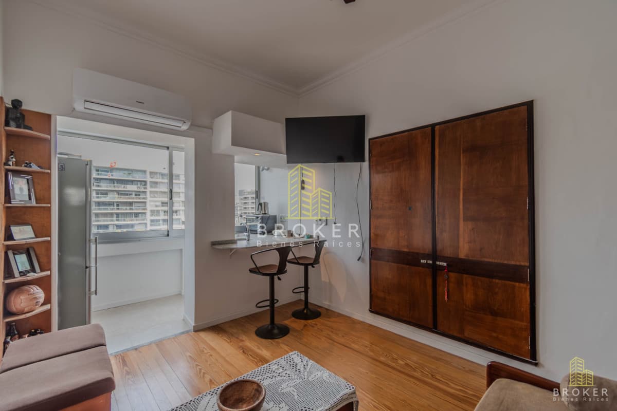 Venta monoambiente en Pocitos reciclado con vista al mar.